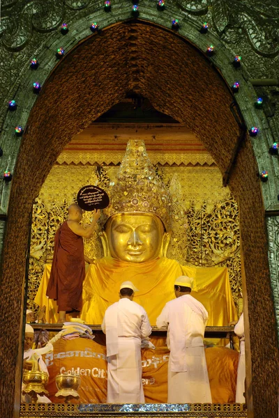 MANDALAY - JAN 03: O monge sênior começa a jorrar para o Buda Mahamuni no ritual de lavagem facial após o rosto de verniz de Buda Mahamuni em JAN 03,2011 no templo Mahamuni-Mandalay Myanmar — Fotografia de Stock