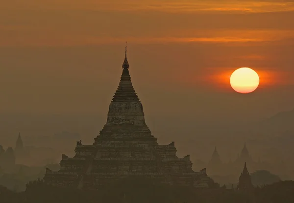 Heidnische Sonnenaufgänge auf Myanmar — Stockfoto