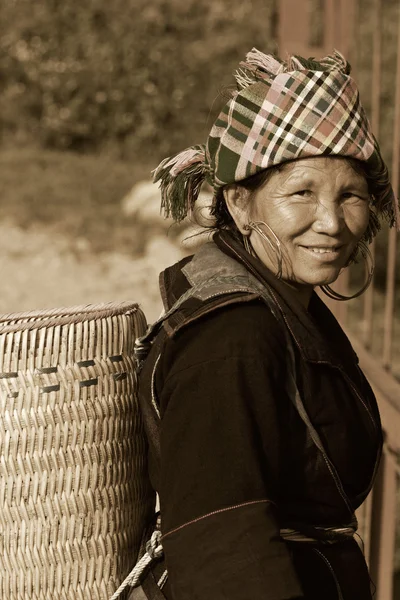 SAPA, VIETNAM - SEP 30:Unidentified woman of the flower H'mong indigenous women on September 30, 2009 in Sapa, Vietnam. Flower H'mong tribes is one of the minority tribes in Sapa, Vietnam. — Stock Photo, Image