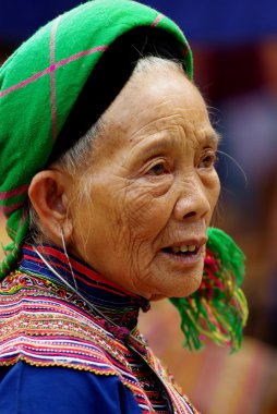 Bac ha, vietnam - 11 Eylül: kimliği belirsiz bir kadın çiçek h'mong, yerli kadınlar üzerinde 11 Eylül 2010 tarihinde bac ha, piyasa vietnam. Orada yaklaşık 800.000 bin h'mongs Vietnam.