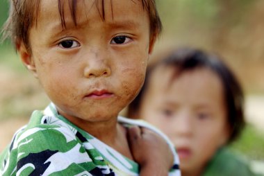 sapa, vietnam - Ekim 13:two kimliği belirsiz erkek çiçek h'mong yerli kadın 13 Eylül 2010 yılında sapa, vietnam. çiçek h'mong kabileleri sapa, vietnam azınlık kabileleri biridir.