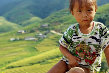a Sapa, vietnam - szeptember 13: azonosítatlan fiú, a virág h'mong bennszülött nők a szeptember 13, 2010-ben a sapa, vietnam. virág h'mong törzsek egyike a kisebbségi törzsek Vietnamban, a sapa.