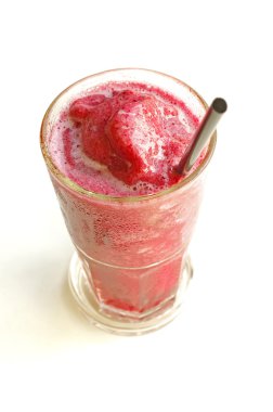 beyaz zemin üzerine Blueberry smoothie
