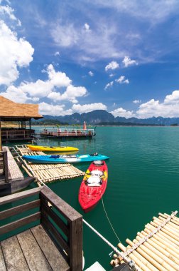 Kayık raff khao sok Gölü, Tayland önünde çeşitli renk