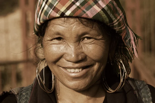 SAPA, VIETNAM - 30 SETTEMBRE: Donna non identificata del fiore H'mong donne indigene il 30 settembre 2009 a Sapa, Vietnam. Fiore tribù H'mong è una delle tribù di minoranza a Sapa, Vietnam . — Foto Stock
