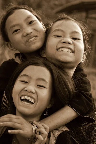 SAPA, VIETNAM - SEP 30: Tres niñas no identificadas de la flor H 'mong mujeres indígenas el 30 de septiembre de 2009 en Sapa, Vietnam. Tribus H 'mong flor es una de las tribus minoritarias en Sapa, Vietnam . —  Fotos de Stock