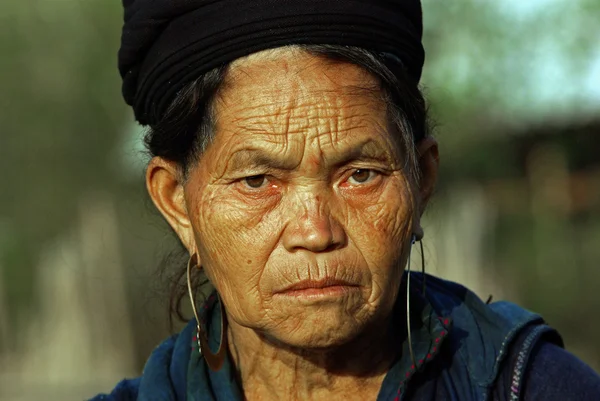 越南的沙巴，越南-sep 30： 花 h'mong 土著妇女在 2009 年 9 月 30 日在越南的沙巴，身份不明的老年妇女。花 h'mong 部落是在越南的沙巴，少数民族部落之一. — 图库照片