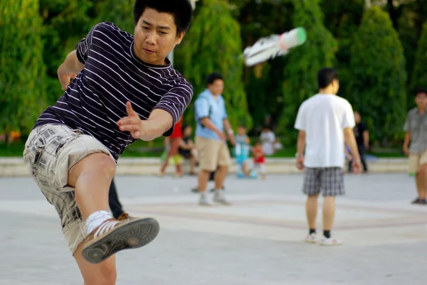 Hochiminh city - MAY 23 : Unidentified sport man kicking the shuttlecock in park on MAY 23, 2009 on Hochiminh city in VIETNAM. — Stock Photo, Image