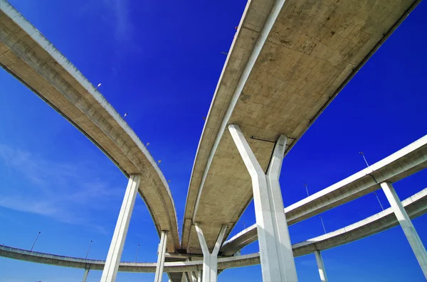 青い空、バンコク、タイの高速道路橋 — ストック写真