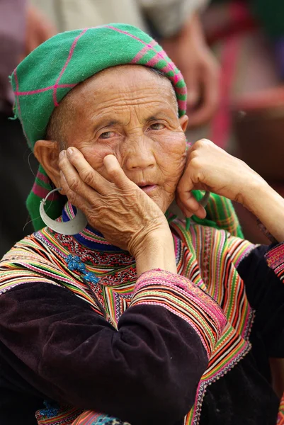 BAC HA,VIETNAM - SEP 11:Unidentified woman of the flower H'mong indigenous women at market on September 11, 2010 in Bac ha, Vietnam. There are about 800,000 thousand H'mongs in Vietnam. — Stock Photo, Image