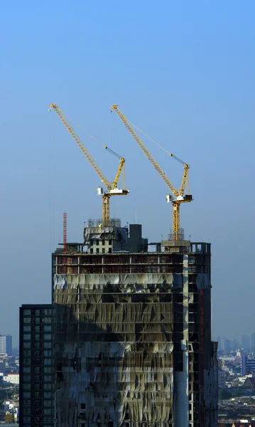 Guindastes em um canteiro de obras em Bangkok, Tailândia — Fotografia de Stock