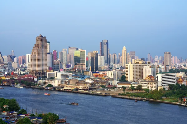 Bangkok stadsgezicht moderne bouw van de rivier de kant, thailand — Stockfoto