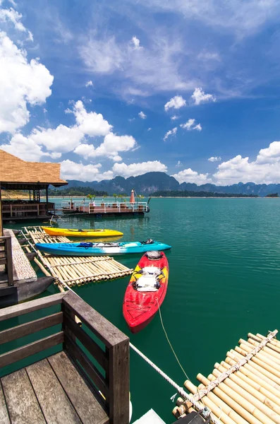 Különböző színű kajak előtt raff, Khao Sok tó, Thaiföld — Stock Fotó