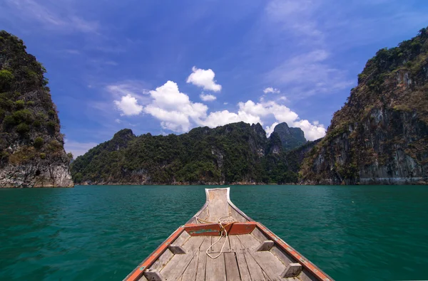 Aboard at Khaosok ,Thailnd's Guilin, in Ratchaprapha Dam — Stock Photo, Image