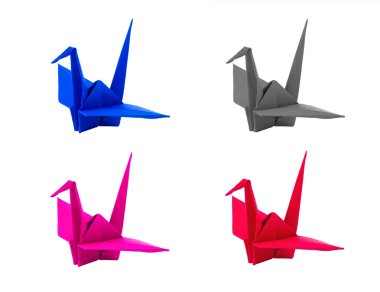 Origami dört renk kağıt kuş beyaz zemin üzerine