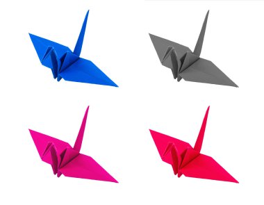 beyaz zemin üzerine kırmızı kalp kağıt origami iki pembe kuşla