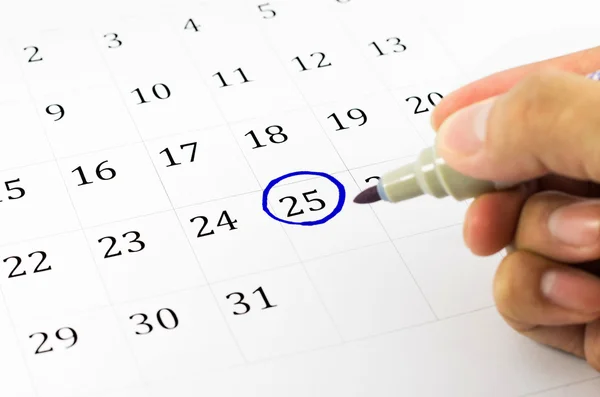 Blauwe cirkel. Mark op de kalender op 25. — Stockfoto