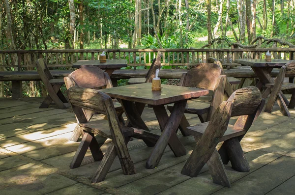 Mesa y sillas de madera en bosque, tailandia — Foto de Stock