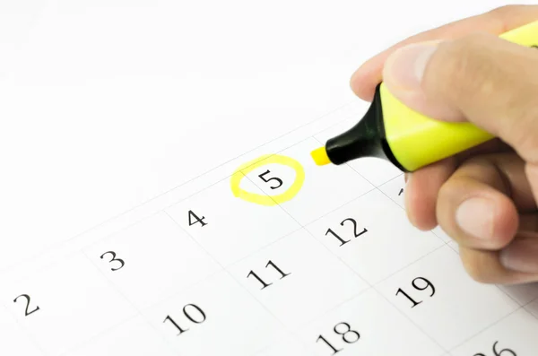 Gele cirkel. Mark op de kalender op 5. — Stockfoto