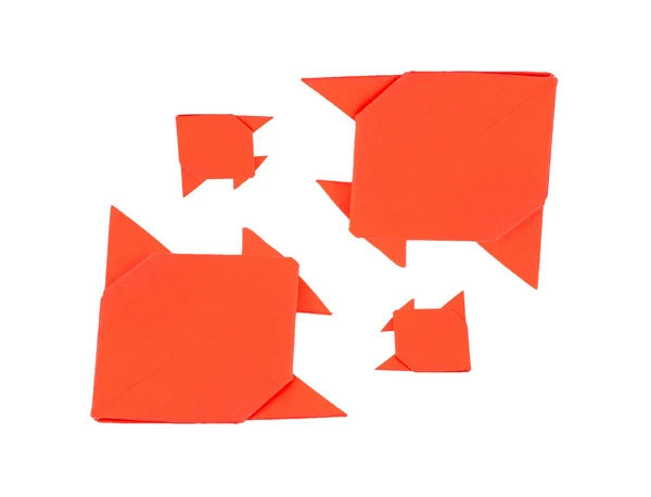 Cuatro peces naranja origami de papel sobre fondo blanco —  Fotos de Stock