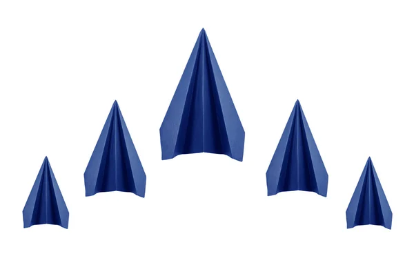 Origami cinco aviões de papel azul no fundo branco — Fotografia de Stock