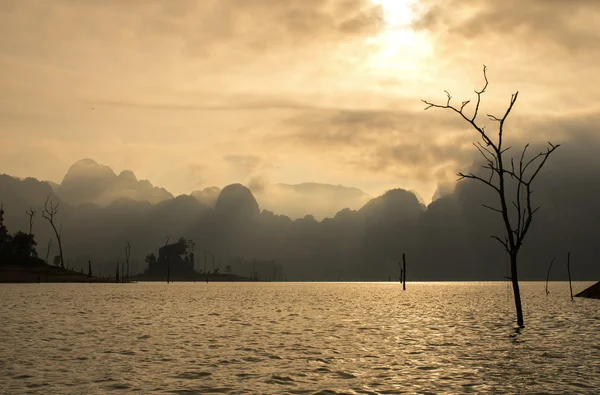 Alba con paesaggio montano e lacustre, Thailandia — Foto Stock