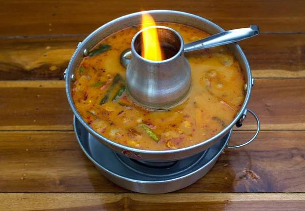 Sopa de mariscos Tom Yum en olla caliente, comida tailandesa favorita en la madera — Foto de Stock