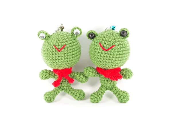 Ручной крючок две зеленые лягушки куклы на белом фоне — стоковое фото