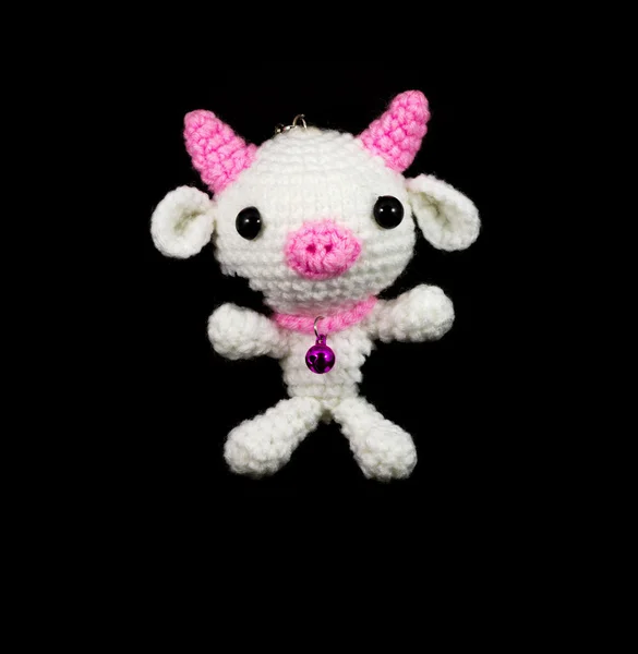 Ручная вязаная белая свинья с розовым носом куклы на черной backgrou — стоковое фото