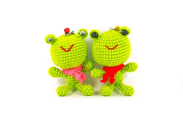 在白色背景上的手工钩针编织两个绿色的青蛙娃娃 — 图库照片
