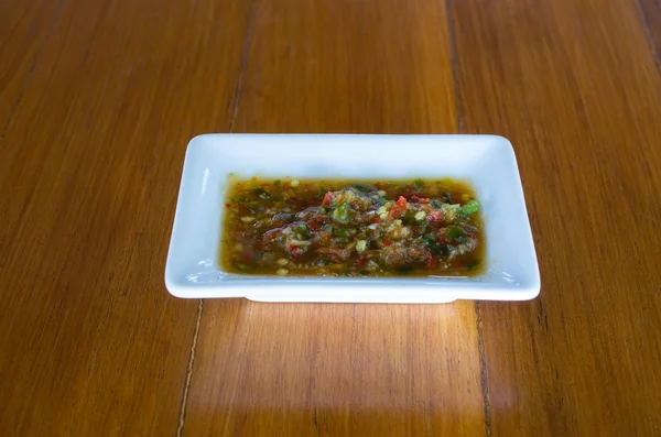 Пряный соус из морепродуктов на деревянном столе, тайская еда — стоковое фото