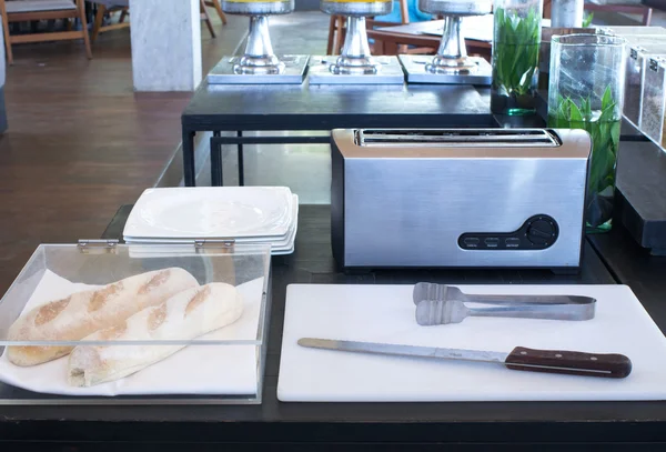 Baguette recién horneada en caja con cuchillo en carnicero para ser — Foto de Stock