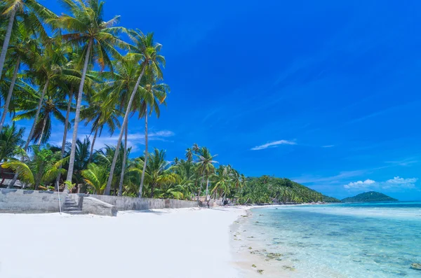 与海砂和棕榈树上，sa-梅 islan 的热带海滩 — 图库照片