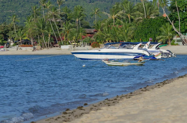 Yacht båtar parkering i havets strand, sa-mui island, söder om thaila — Stockfoto
