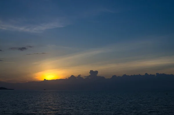 Pôr do sol tropical no mar, ilha samui. Tailândia — Fotografia de Stock