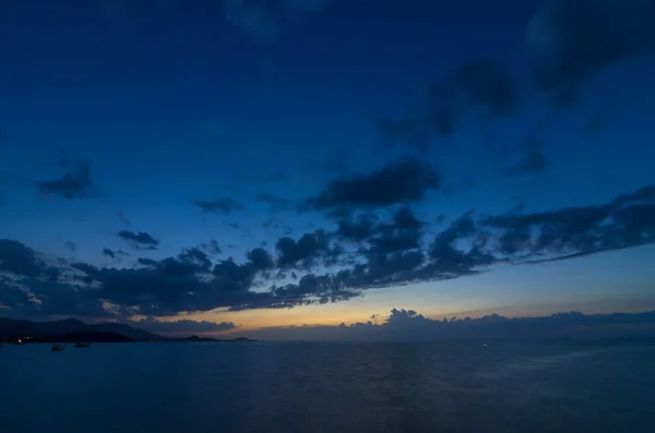 Crepúsculo en el mar después del atardecer, isla samui. Tailandia — Foto de Stock