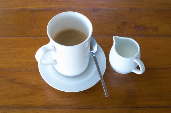 Heißer Kaffee mit Milch auf Holztisch — Stockfoto