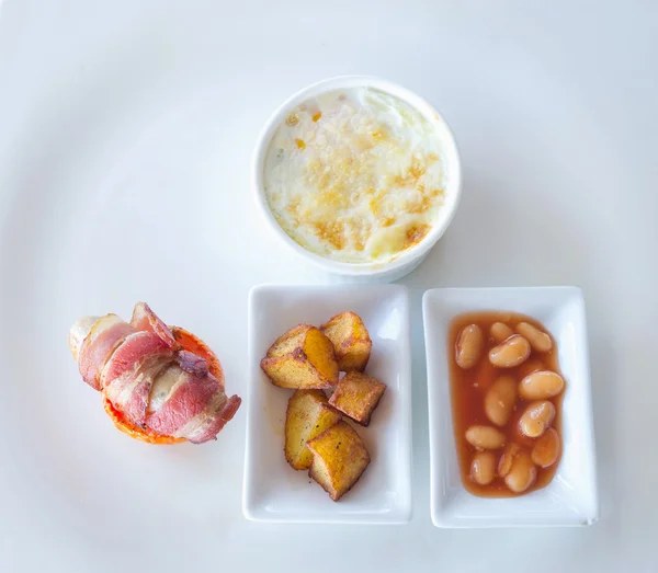 Омлет, яичница со свиной колбасой и беконом на белой тарелке — стоковое фото