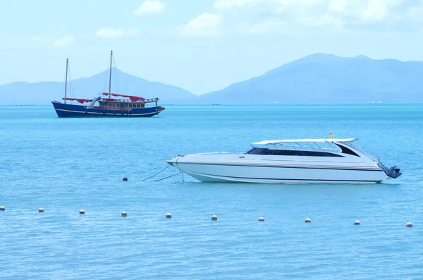 Yacht motorcsónak és a hagyományos hajó a tengeren, a hegyi b — Stock Fotó
