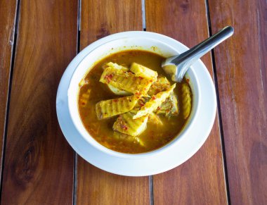 sıcak ve ekşi, balık ile Hindistan cevizi, ahşap plaka içinde Tayland gıda