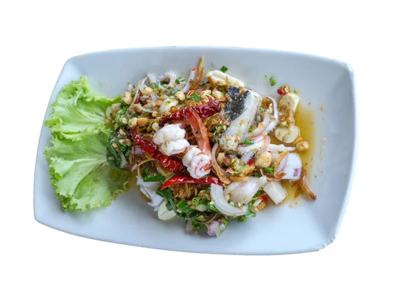 Pikantní rybí salát v desce na bílém pozadí — Stock fotografie