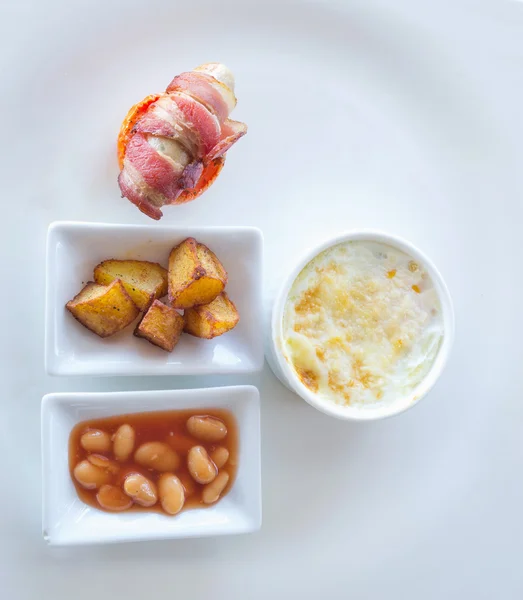 Tortilla, huevos revueltos con salchicha de cerdo y tocino en plato blanco — Foto de Stock