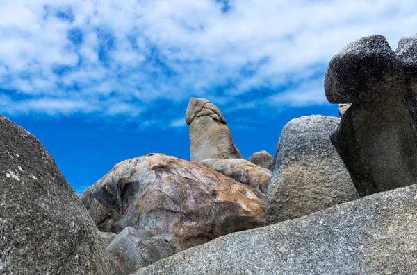 Bizarre Rock (Hin Ta Rock) on blue sky with could, Samui Island — Stock Photo, Image