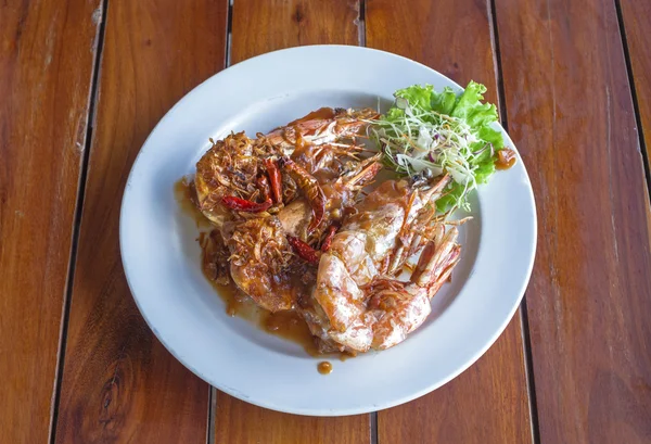 Las gambas fritas con salsa de tamarindo en plato con backgro de playa —  Fotos de Stock