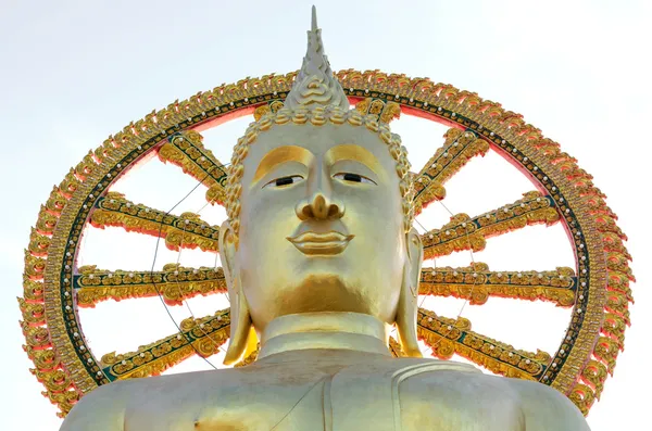 ワット ・ プラ ・ ヤイ、サムイ島、タイ、publi で大きな黄金の仏像 — ストック写真