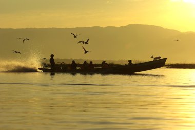 Inle Gölü kuş sabahı, mya geleneksel tekne turizm