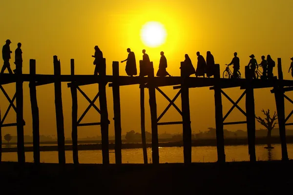 Solnedgång på u-ben bridge med myanmar människor, amarapura, mandalay, — Stockfoto