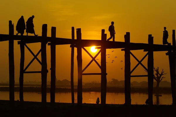 Zachód słońca na u-ben most, amarapura, Mandalaj, myanmar — Zdjęcie stockowe