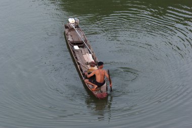 balıkçı Tayland geleneksel teknede balık bulma