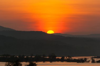 güzel sunrise sun geride nehir ve dağ
